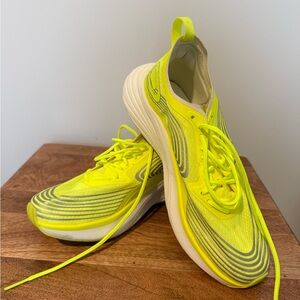 APL women’s running shoe